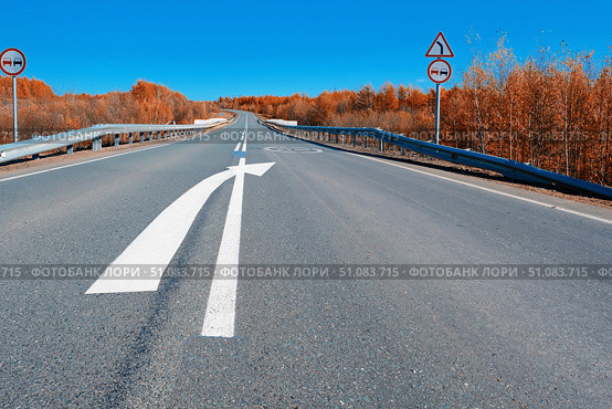 Road markings on the asphalt and "no overtaking" road signs. Стоковое фото, фотограф lyudmila Soloveva / Фотобанк Лори