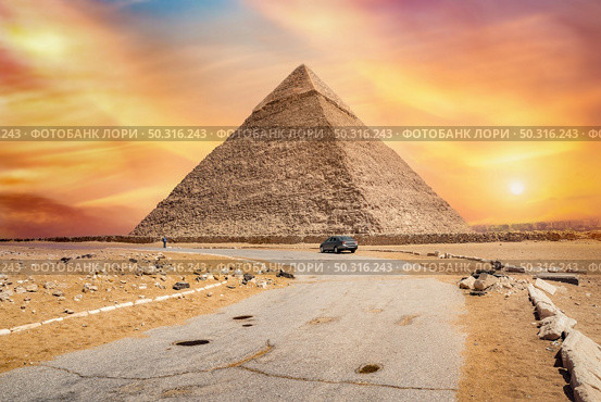 Road to Khafre pyramid at sunny sunset in Giza, Egypt. Road to Khafre pyramid. Стоковое фото, агентство Ingram Publishing / Фотобанк Лори