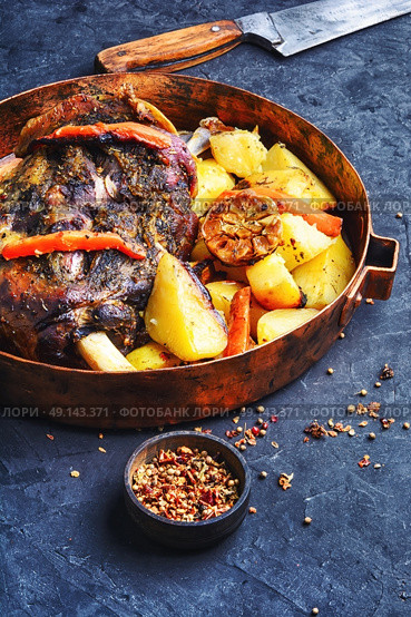 Roast lamb in the pan. Mutton meat cooked in pan with potatoes and pepper. Стоковое фото, агентство Ingram Publishing / Фотобанк Лори