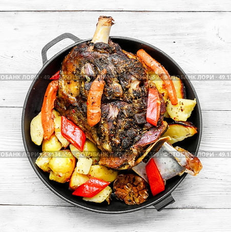 Roast mutton in the pan. Mutton cooked in a pan with potatoes and vegetables. Стоковое фото, агентство Ingram Publishing / Фотобанк Лори