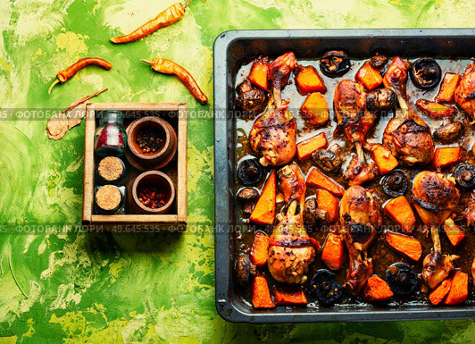 Roasted chicken legs with pumpkin and mushrooms. Autumn meat recipe. Chicken legs in soy sauce with pumpkin. Стоковое фото, агентство Ingram Publishing / Фотобанк Лори