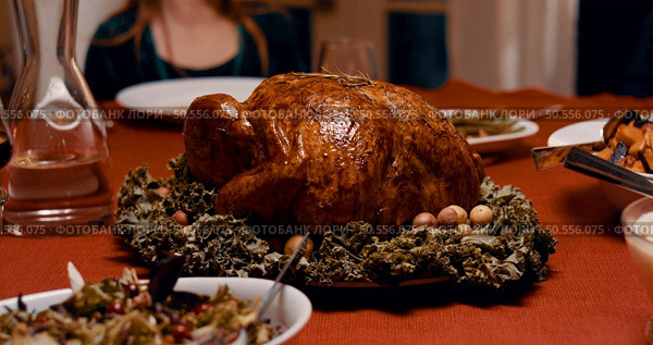 Roasted turkey garnished with cranberries on a rustic style table decoraded with pumpkins, gourds, asparagus, brussel sprouts, baked vegetables, pie, flowers, and candles. Стоковое фото, агентство Ingram Publishing / Фотобанк Лори