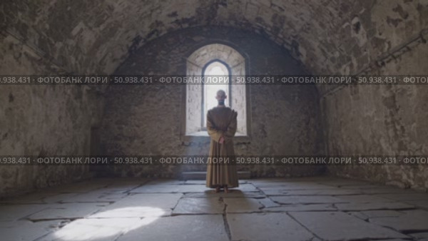 Robed monk meditating inside medieval stone chapel, soft sunlight illuminating worn walls, radiating peaceful spiritual contemplation. Стоковое AI-видео, аниматор Данил Руденко / Фотобанк Лори