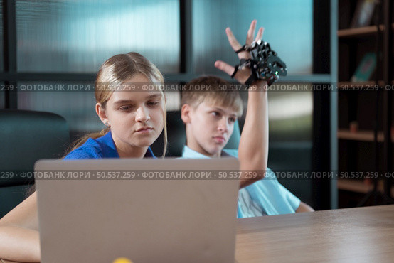 Robot education technology around the world, It is already considered core instruction in schools to strive to lessen the tasks that humans are unable to perform. Стоковое фото, агентство Ingram Publishing / Фотобанк Лори