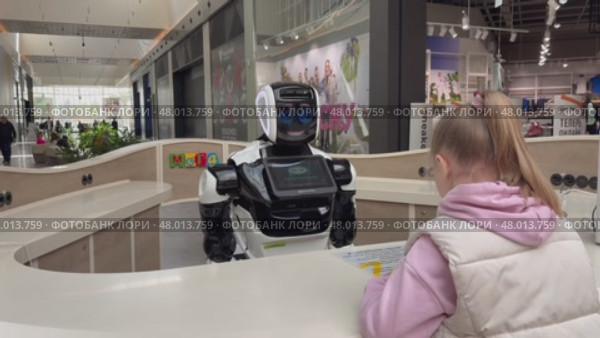 Робот в Торговом Центре МЕГА Теплый стан (Москва 2025) Редакционное видео, видеограф Терехова Марина / Фотобанк Лори