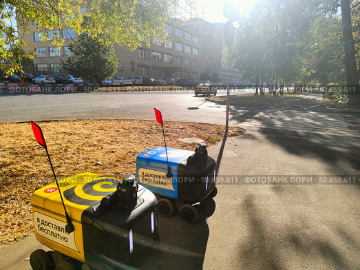 Роботы-доставщики на улице города. Редакционное фото, фотограф Мария Сергеева / Фотобанк Лори