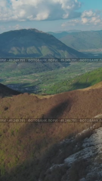 Rocky mountains and valley before sunset aerial. Стоковое видео, видеограф Михаил Коханчиков / Фотобанк Лори