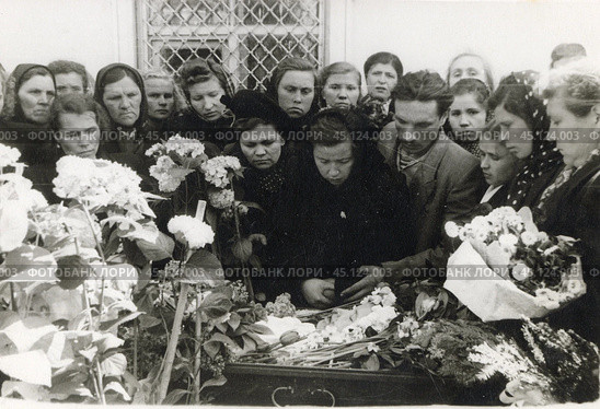 Родственники и близкие прощаются с телом женщины на похоронах. Стоковое фото, фотограф Retro / Фотобанк Лори