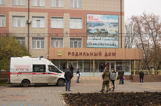 Родственники встречают роженицу во время пандемии из роддома. Липецк. (2020 год). Редакционное фото, фотограф Евгений Будюкин / Фотобанк Лори