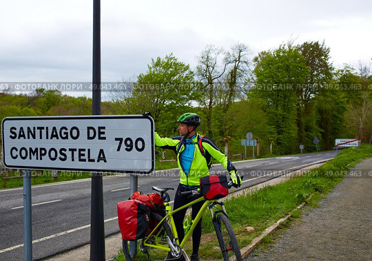 Roncesvalles begin of Way of Sain James biking sign of 790 km to Santiago. Стоковое фото, агентство Ingram Publishing / Фотобанк Лори