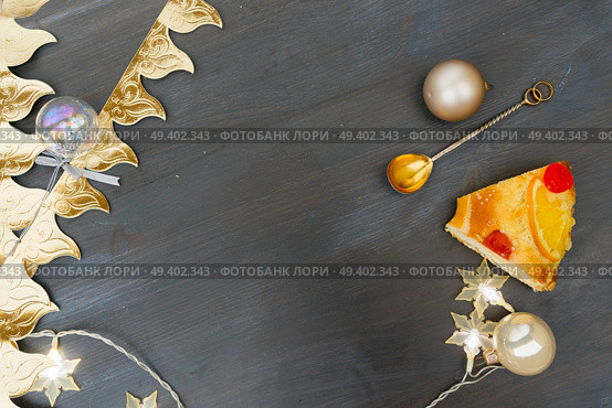 Roscon de Reyes traditional spanish cake and crowns for Epiphany festivites, top view scene with copy space. Roscon del Reyes. Стоковое фото, агентство Ingram Publishing / Фотобанк Лори