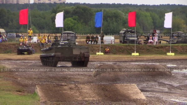 Российская армия. Боевая машина пехоты БМП-3 стреляет из пулемета во время прыжка через трамплин на военном полигоне (2014 год). Редакционное видео, видеограф Арташес Оганджанян / Фотобанк Лори