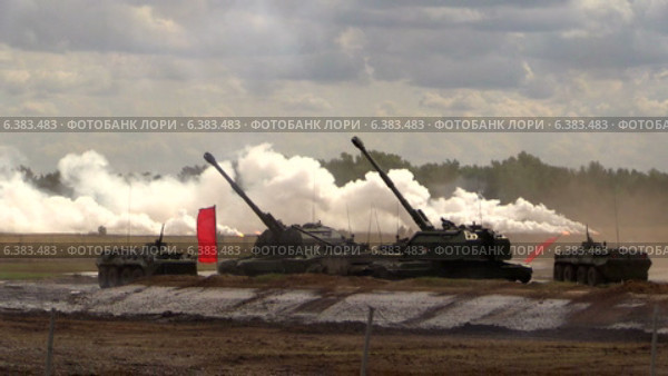 Российская армия. Самоходная Артиллерийская Установка (САУ) МСТА-С (M1990 «Farm») и танки Т-90А на военном полигоне. Танк стреляет на холме. (2014 год). Редакционное видео, видеограф Арташес Оганджанян / Фотобанк Лори