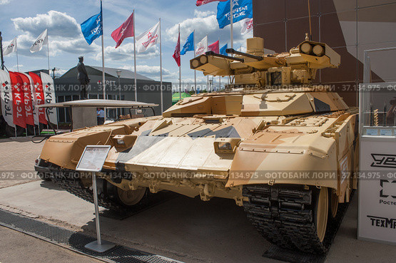 Российская боевая машина поддержки танков БМПТ-72 "Терминатор-2" в пустынном камуфляже на Международном военно-техническом форуме "Армия-2019", парк "Патриот", вид слева-спереди. Редакционное фото, фотограф Малышев Андрей / Фотобанк Лори