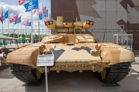 Российская боевая машина поддержки танков БМПТ-72 "Терминатор-2" в пустынном камуфляже на Международном военно-техническом форуме "Армия-2019", Московская область, парк "Патриот", вид спереди. Редакционное фото, фотограф Малышев Андрей / Фотобанк Лори