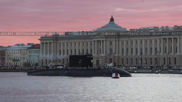 Российская дизель-электрическая подводная лодка Б-271 «Колпино» проекта 636.3 «Варшавянка» среди реки Невы. Город Санкт-Петербург (2017 год). Стоковое видео, видеограф Григорий Писоцкий / Фотобанк Лори