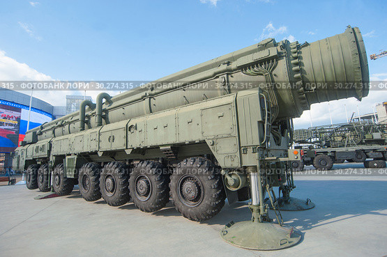 Российская пусковая установка 15У168 комплекса «Тополь» с межконтинентальной баллистической ракетой РС-12М (по классификации НАТО SS-25 Sickle) в военно-патриотическом парке "Патриот", вид сбоку-сзади (2016 год). Редакционное фото, фотограф Малышев Андрей / Фотобанк Лори
