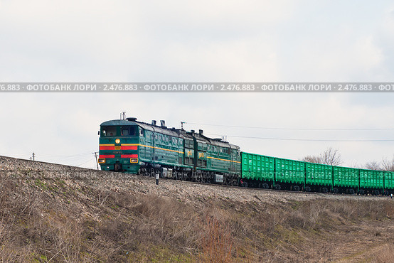 Российская железная дорога. Мчится товарный поезд (2011 год). Редакционное фото, фотограф Игорь Низов / Фотобанк Лори