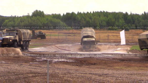Российские армейские грузовики "Урал" преодолевают искусственный водоем на армейском полигоне (2014 год). Редакционное видео, видеограф Арташес Оганджанян / Фотобанк Лори