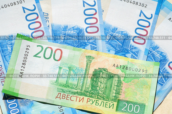 Российские деньги. Новые купюры номиналом 2000 и 200 рублей. Стоковое фото, фотограф Елена Коромыслова / Фотобанк Лори