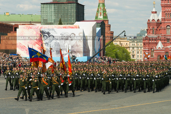 Российские военнослужащие на Красной площади во время парада, посвященного 71-ой годовщине Победы в Великой Отечественной войне (2016 год). Редакционное фото, фотограф Алексей Бок / Фотобанк Лори