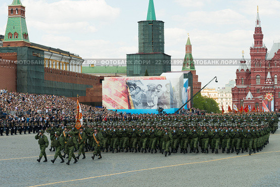 Российские военнослужащие на Красной площади во время парада, посвященного 71-годовщине Победы в Великой Отечественной войне (2016 год). Редакционное фото, фотограф Алексей Бок / Фотобанк Лори