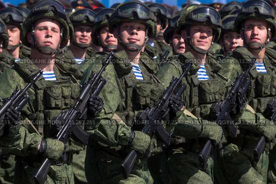 Российские военные идут строем во время парада, посвященного 70-й годовщине Победы в Великой Отечественной войне, на Красной площади в городе Москве, Россия (2015 год). Редакционное фото, фотограф Николай Винокуров / Фотобанк Лори