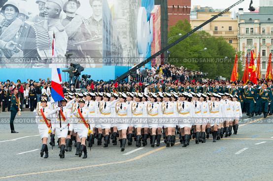 Российские женщины военнослужащие на Красной площади во время парада, посвященного 71-ой годовщине Победы в Великой Отечественной войне (2016 год). Редакционное фото, фотограф Алексей Бок / Фотобанк Лори