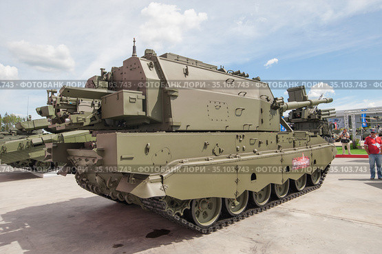 Российский 152-мм межвидовой артиллерийский комплекс 2С35 «Коалиция-СВ» на Международном военно-техническом форуме Армия-2019, вид справа-сзади. Редакционное фото, фотограф Малышев Андрей / Фотобанк Лори