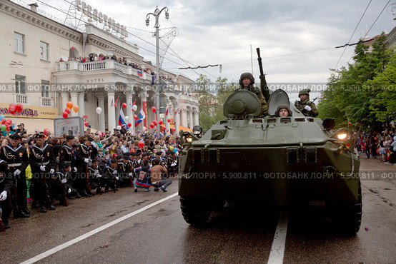 Российский бронетранспортер БТР-80 во время прохождения военной техники на Параде Победителей в городе-герое Севастополе (в год празднования 70 летия освобождения полуострова от фашистов), Россия 9 мая 2014. Редакционное фото, фотограф Николай Винокуров / Фотобанк Лори