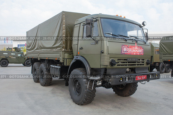 Российский длиннобазный грузовой автомобиль КАМАЗ-53501 семейства "Мустанг" на Международном военно-техническом форуме "Армия-2017", вид спереди-справа. Редакционное фото, фотограф Малышев Андрей / Фотобанк Лори