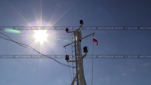 Российский флаг на мачте морского парома. Стоковое видео, видеограф Арташес Оганджанян / Фотобанк Лори