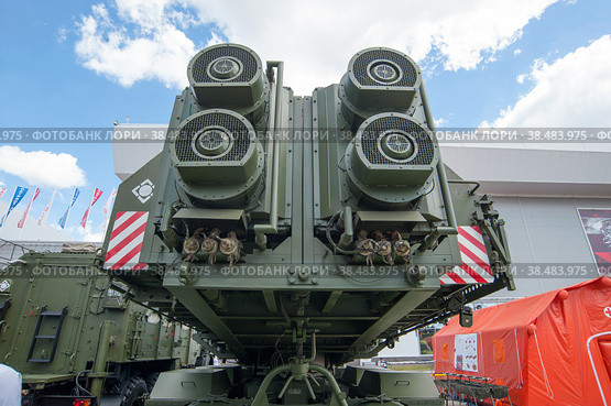 Российский комплекс радиоэлектронной борьбы (РЭБ) «Красуха-2» на четырёхосном шасси БАЗ-6910-022 на Международном военно-техническом форуме "Армия-2019" , вид сзади. Редакционное фото, фотограф Малышев Андрей / Фотобанк Лори