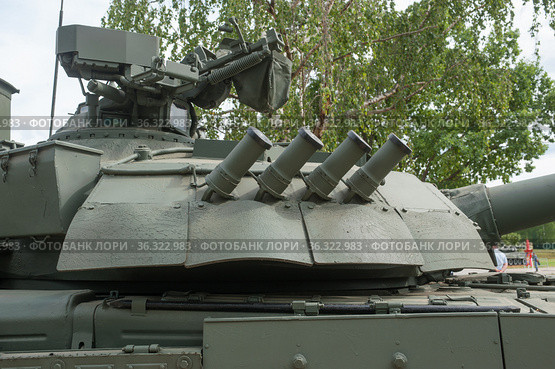 Российский модернизированный основной газотурбинный танк Т-80У-Е1 на полигоне "Алабино" в парке "Патриот", Международный военно-технический форум "Армия-2019". Вид на систему "Туча" справа. Редакционное фото, фотограф Малышев Андрей / Фотобанк Лори