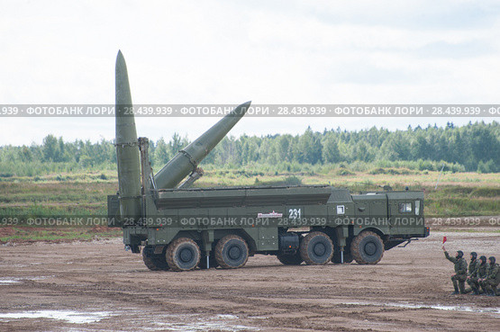 Российский оперативно-тактический ракетный комплекс (ОТРК) "Искандер" (9К720, SS-26 «Stone») на Международном военно-техническом форуме "Армия-2017" с двумя поднятыми ракетой, полигон Алабино. Редакционное фото, фотограф Малышев Андрей / Фотобанк Лори