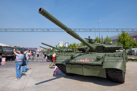 Российский основной боевой танк Т-80БВМ на военно-техническом оруме "Армия-2022". Парк Патриот. Редакционное фото, фотограф Виктор Карасев / Фотобанк Лори