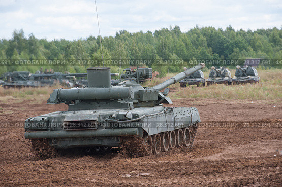 Российский основной газотурбинный боевой танк Т-80У движется по бездорожью на Международном военно-техническом форуме "Армия-2017" на полигоне "Алабино" в Московской области, вид сзади. Редакционное фото, фотограф Малышев Андрей / Фотобанк Лори