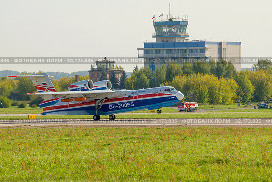 Российский самолет-амфибия БЕ-200ЧС "Альтаир" на посадке после демонстрационного полета. Авиашоу МАКС-2019. Редакционное фото, фотограф Виктор Карасев / Фотобанк Лори