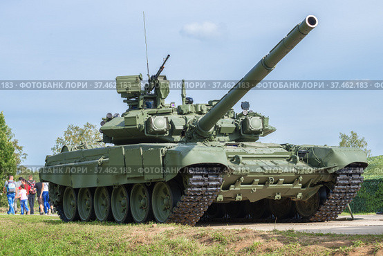Российский танк Т-90А "Владимир" солнечным днем. Алабино (2020 год). Редакционное фото, фотограф Виктор Карасев / Фотобанк Лори