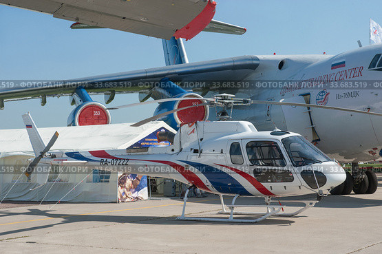 Российский вертолет Eurocopter AS350 B3 с номером RA-07222 Центра эксплуатации объектов космической инфраструктуры на Международном авиакосмическом салоне МАКС-2019 в Жуковском, Россия, вид справа. Редакционное фото, фотограф Малышев Андрей / Фотобанк Лори
