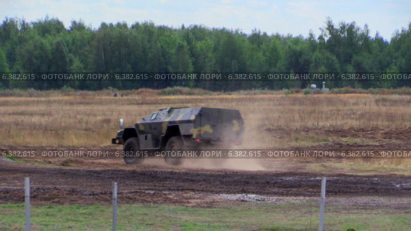 Российский военный бронированный автомобиль КАМАЗ "Выстрел" заезжает за холм на армейском полигоне (2014 год). Редакционное видео, видеограф Арташес Оганджанян / Фотобанк Лори