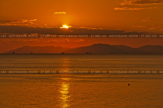 Россия,  Дивноморское; Краснодарский, Чёрное море, лето, облака, солнце, семья, юг, закат над Чёрным морем. Стоковое фото, фотограф Александр Циликин / Фотобанк Лори