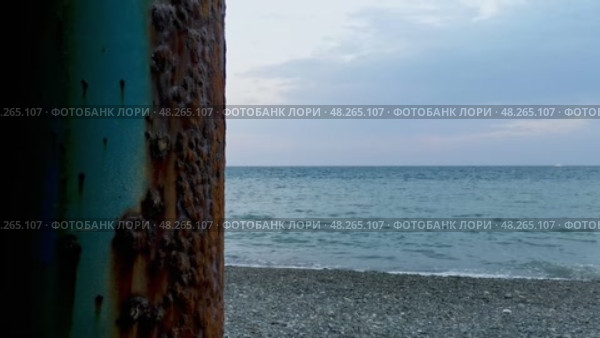 Россия, Краснодарский край, Сочи. Август 2024. Пляж SochiFornia. Колонны пирса для морского порта. Морская волна. Стоковое видео, видеограф Сергей Татаринцев / Фотобанк Лори