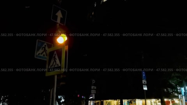 Россия, Краснодарский край, Сочи. Октябрь 2024. Вечерние улицы. Стоковое видео, видеограф Сергей Татаринцев / Фотобанк Лори