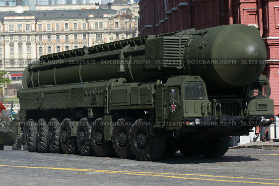 Россия. Москва. Баллистическая ракета Тополь. Подвижный й ракетный комплекс стратегического назначения. Russia. Moscow. The Popular ballistic missile. Mobile strategic missile system. (2012 год). Редакционное фото, фотограф Алексей Смышляев / Фотобанк Лори