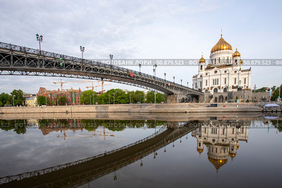Россия. Москва. Храм Христа Спасителя . Утренний вид с отражением. Редакционное фото, фотограф Литвяк Игорь / Фотобанк Лори