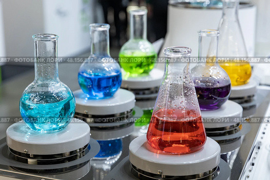 Россия. Москва. Лабораторная посуда с цветной жидкостью. Russia. Moscow. Laboratory utensils with colored liquid. Стоковое фото, фотограф Алексей Смышляев / Фотобанк Лори