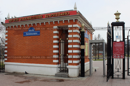 Россия, Москва - музей-заповедник Царицыно весной. Вход № 2 - Плотинные ворота (2017 год). Редакционное фото, фотограф Илья Илмарин / Фотобанк Лори