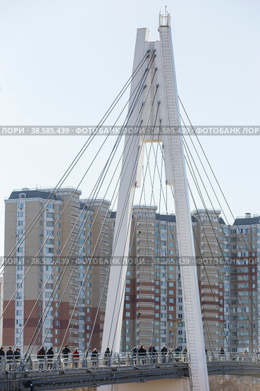 Россия. Москва. Пешеходный мост через Москву-реку от Павшинской поймы до станции метро Мякинино. Russia. Moscow. Pedestrian bridge across the Moskva River from the Pavshinskaya floodplain to the Myakinino metro station. (2019 год). Редакционное фото, фотограф Алексей Смышляев / Фотобанк Лори