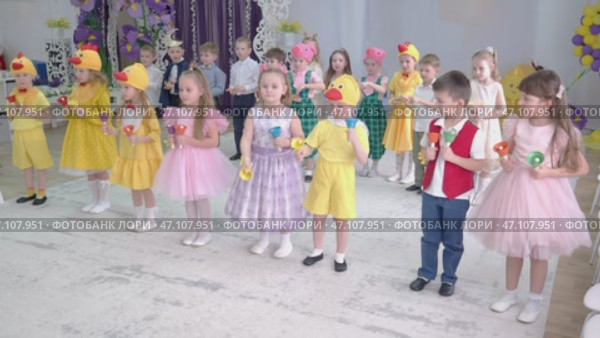 Россия, Нижний Новгород, ул. Янки Купалы д.30 03.07.2025 Дети играют на колокольчиках. Музыкальный спектакль, Стоковая анимация, аниматор Egor Sarantstv / Фотобанк Лори